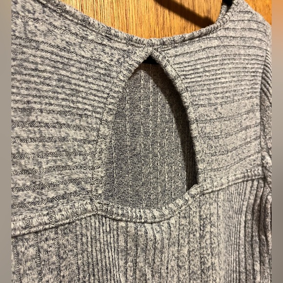 Womens Light Sweater Blouse with bow. New without tags - Picture 5 of 5